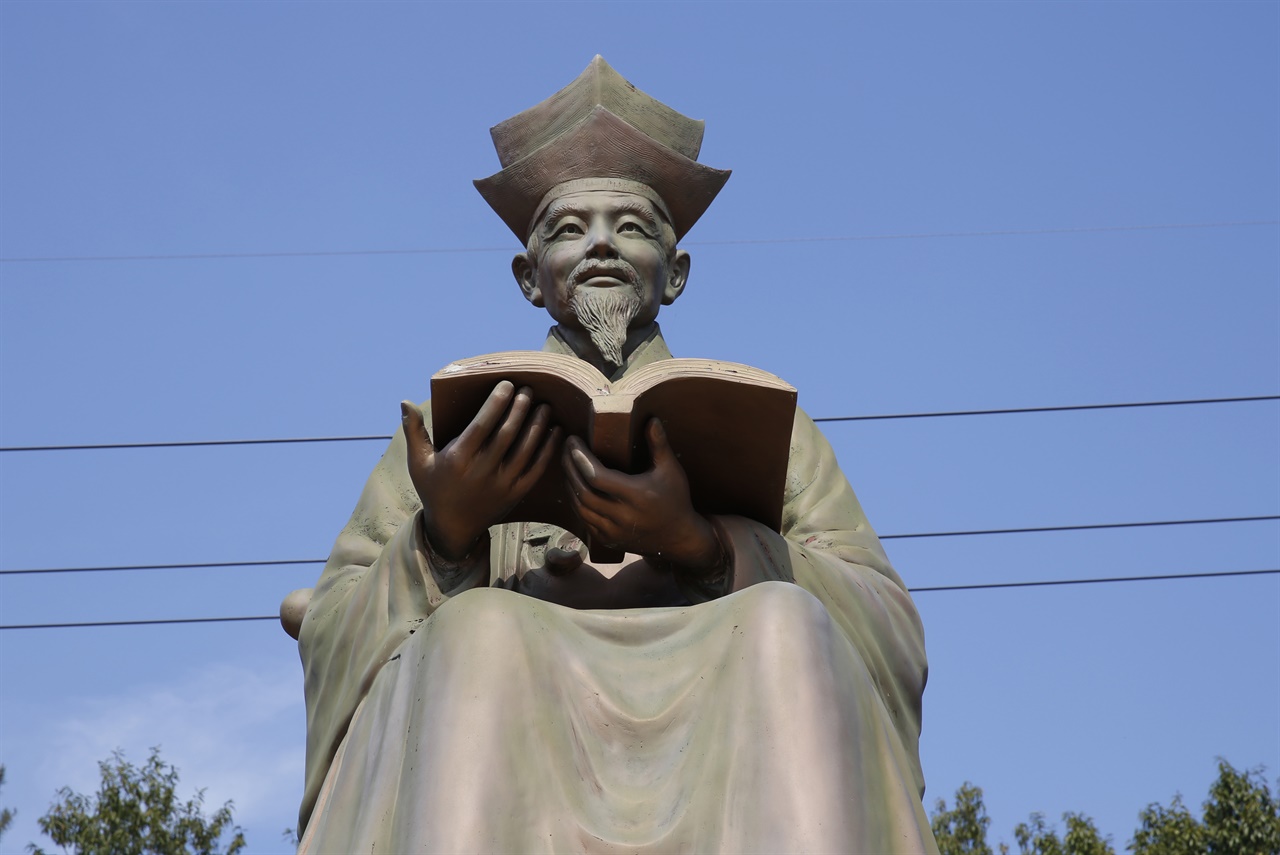 장흥을 대표하는 인물 존재 위백규의 동상. 장흥읍내에 세워져 있다.