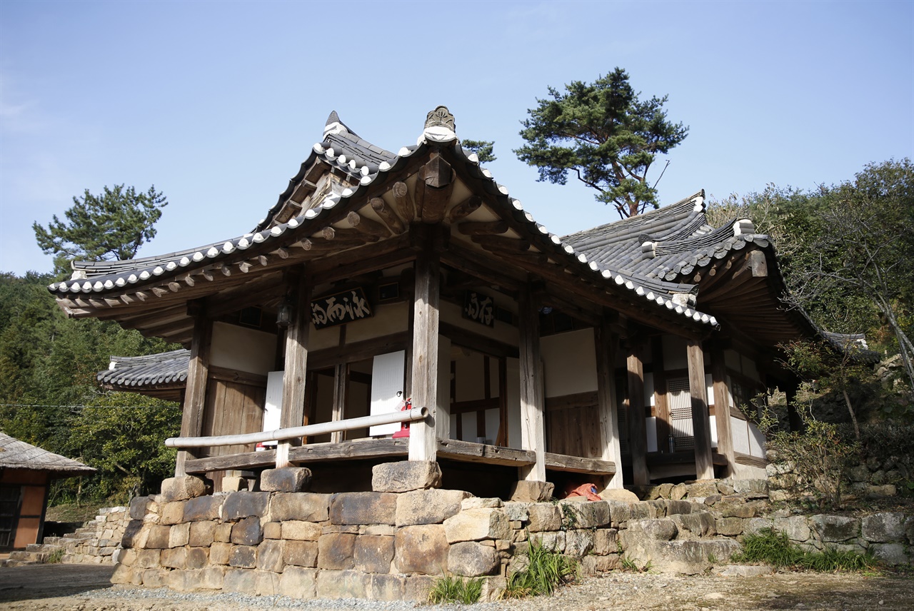 천관산의 풍치를 고스란히 빌린 존재고택의 서실. 받침돌과 기둥이 300여 년 전의 것 그대로다.