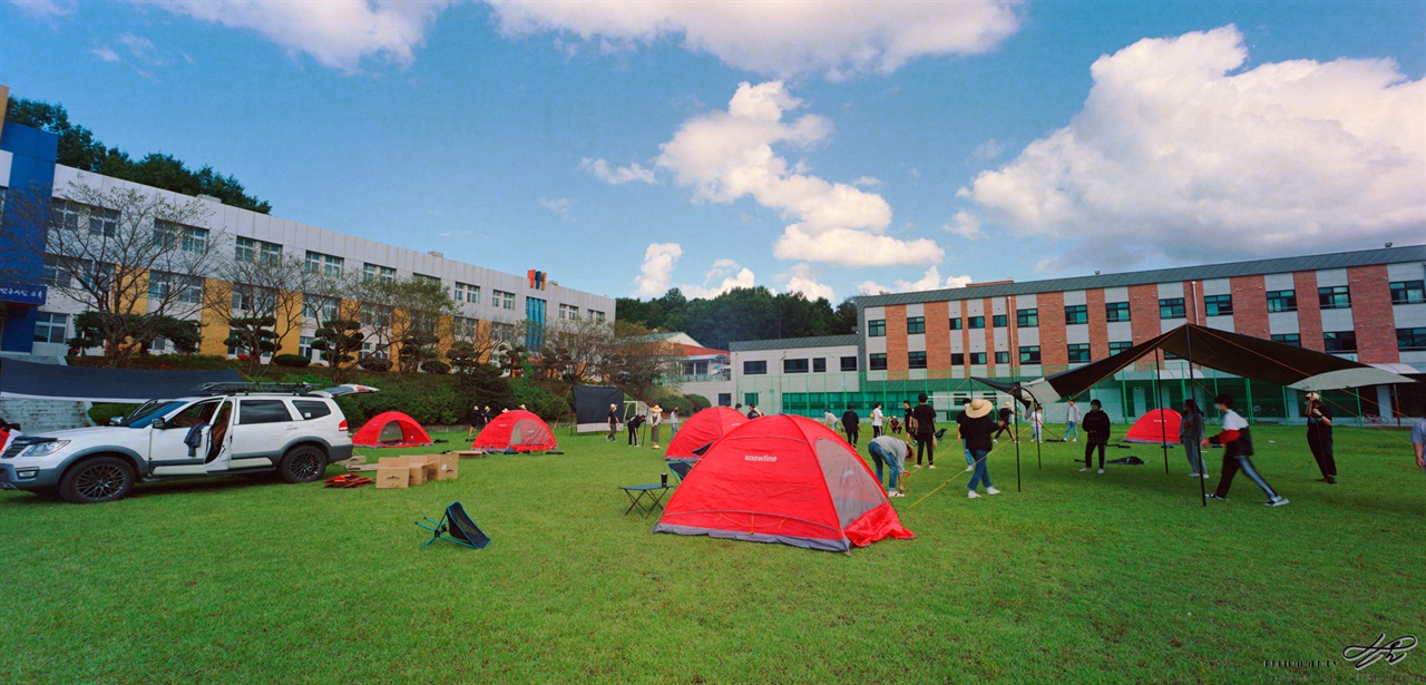 (SW612/Portra800) 어떤 모둠은 타프 하나를 치는 데에 1시간 가까이 걸렸다.