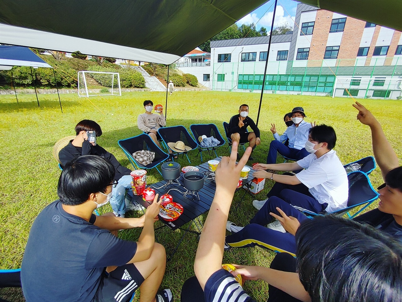 (핸드폰)4시간 안에 타프, 텐트를 친 후 컵라면을 먹고 정리까지 하는 것이 첫 번째 실습의 미션이었다.