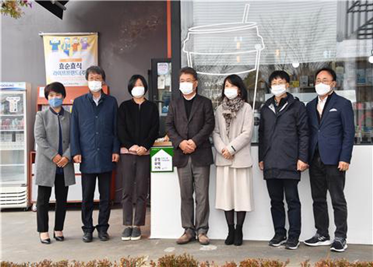   공정무역가게 1호점 표시판 게첨식 모습