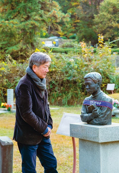 2020년 10월 26일 홍세화 <전태일50> 편집위원장이 경기 마석 모란공원묘지에 있는 전태일 열사 묘소를 참배하고 있다.