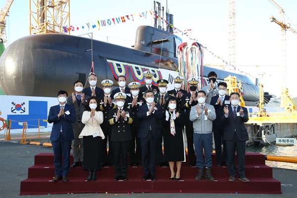 10일 경남 거제 대우조선해양에서 열린 3,000톤급 잠수함 안무함 진수식에서 서욱 국방부 장관(앞줄 오른쪽에서 4번째), 부석종 해군참모총장(앞줄 왼쪽에서 3번째), 대우조선해양 조선소장 박두선 부사장(앞줄 오른쪽에서 2번째)을 비롯한 관계자들이 기념촬영을 하고 있다.