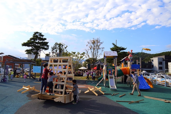 장이 열리는 원지소공원 한켠에 마련된 어린이 놀이터