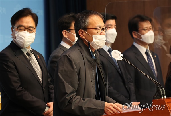 더불어민주당 박주민 의원이 11일 국회 소통관에서 열린 중대재해기업처벌법 발의 및 제정 촉구 기자회견에서 발언하고 있다.