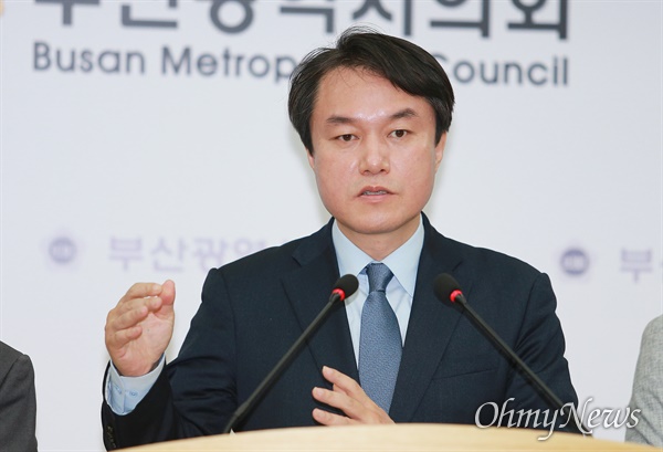 김종철 정의당 대표가 11일 부산을 찾아 내년 보궐선거 관련 입장을 발표하고 있다.