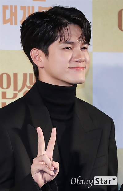 '인생은 아름다워' 옹성우, 국민 첫사랑으로 옹성우 배우가 11일 오전 서울 광진구의 한 상영관에서 열린 영화 <인생은 아름다워> 제작보고회에서 미소를 짓고 있다.
<인생은 아름다워>는 자신의 마지막 생일선물로 첫사랑을 찾아 달라는 황당한 요구를 한 아내와 마지못해 그녀와 함께 전국 곳곳을 누비며 과거로의 여행을 떠나게 된 남편의 이야기를 그린 영화다. 12월 개봉.