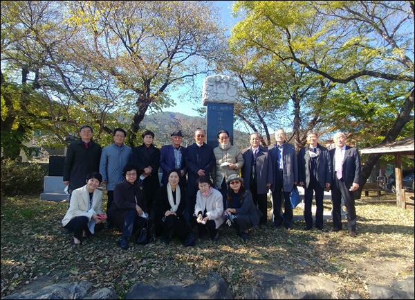 학술회의에 참석차 서울에서 내려간 독립포럼(대표 최용규) 회원들과 초산 김상윤 의사 후손들이 의열투쟁기념비 앞에서 초산 김상윤 의사를 추모하는 마음으로 함께했다.