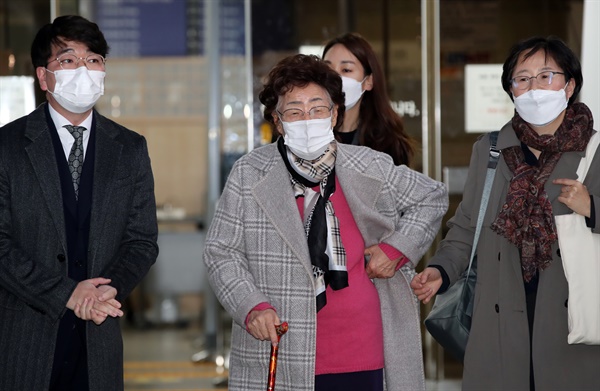 일본군 위안부 피해자 이용수 할머니가 11일 오후 서울 서초구 서울중앙지법에서 열린 일본 정부 상대 손해배상 청구 소송 마지막 변론기일에 증인으로 출석한 뒤 법정을 나서고 있다.