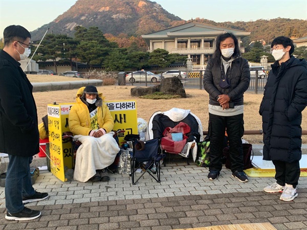 세월호진상규명촉구단식투쟁단 시민들과 김성묵씨 건강에 대해 이야기를 나누고 있는 김이종한의사 .