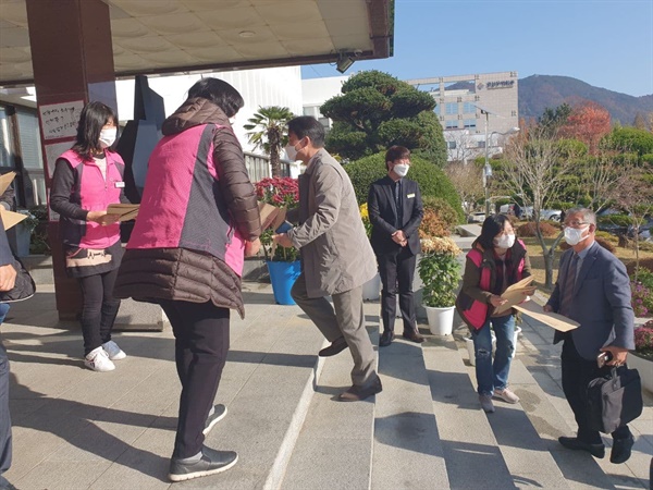  학교비정규직 노동자들이 11월 11일 경남도교육청 현관 앞에서 경남도의원들한테 호소문을 전달하고 있다.