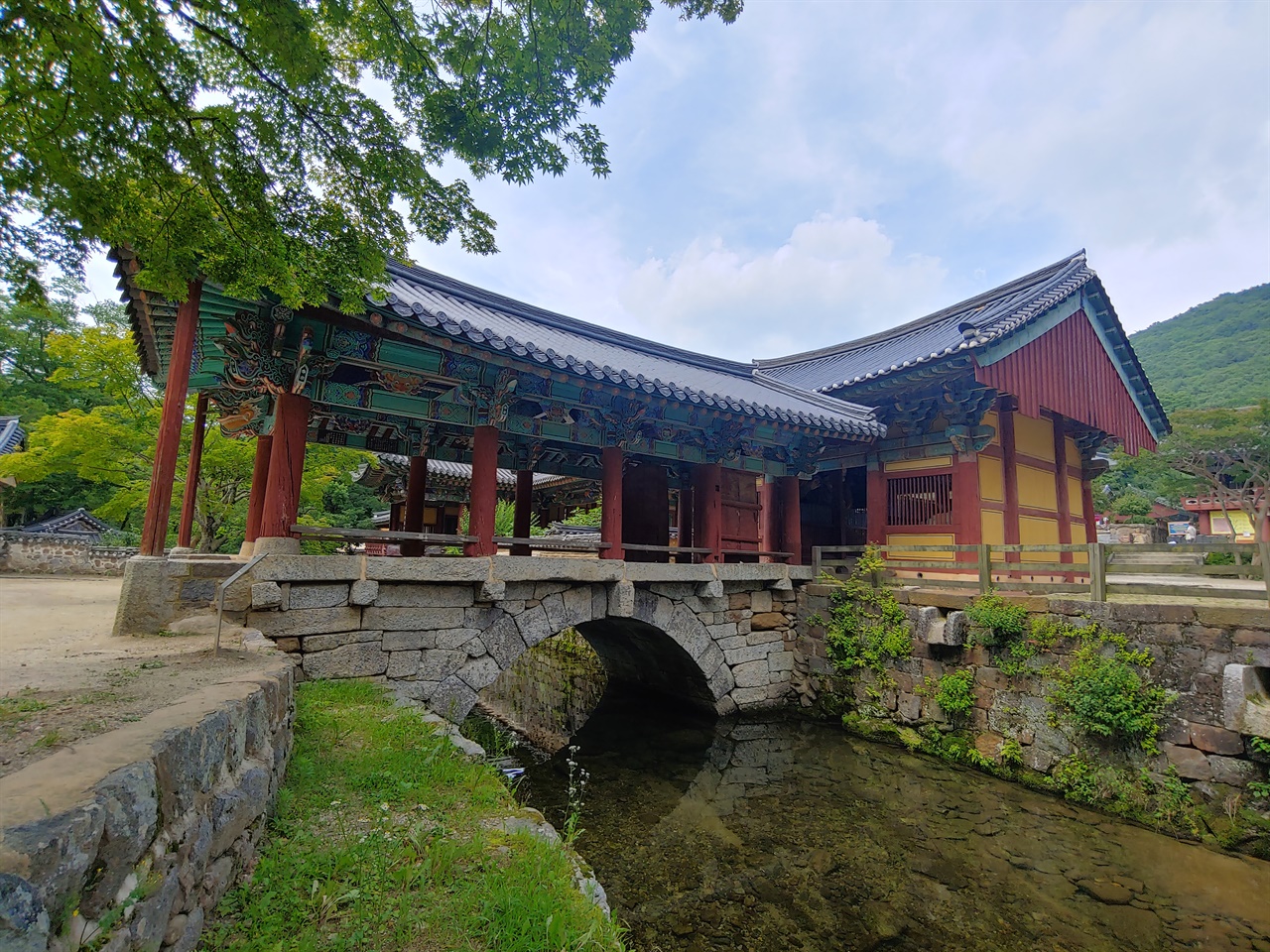 임경당과 침계루가 우화각 무게를 거들어 떠안고 있다. 정면 1칸에 측면 4칸이다. 들어서는 곳은 팔작지붕이고, 사찰에 맞닿는 곳은 맞배지붕이다. 넓은 귀틀돌 위에 주춧돌을 놓았다. 거기에 기둥을 세우고 누각을 얹었다.