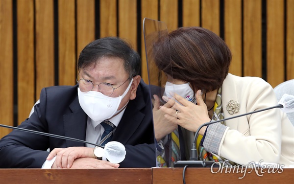 더불어민주당 김태년 원내대표와 한정애 정책위의장이 12일 오전 서울 여의도 국회에서 열린 정책조정회의에서 이야기하고 있다.