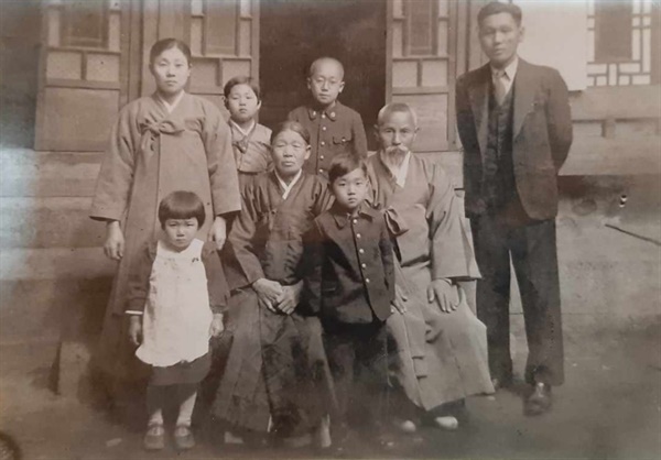 김상훈 가족사진. 앞줄 좌측부터 김상훈의 작은언니, 할머니, 작은오빠, 할아버지. 뒷줄 좌측부터 김상훈의 어머니, 큰언니, 큰오빠, 아버지(김창수). 촬영시기: 1940년대 초반. 장소: 해남군 계곡면 방축리