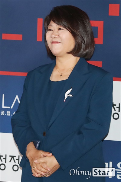 '청룡영화상 핸드프린팅' 이정은, 명배우의 힘 이정은 배우가 12일 오후 서울 여의도의 한 상영관에서 열린 제41회 청룡영화상 핸드프린팅 행사에서 미소를 짓고 있다.