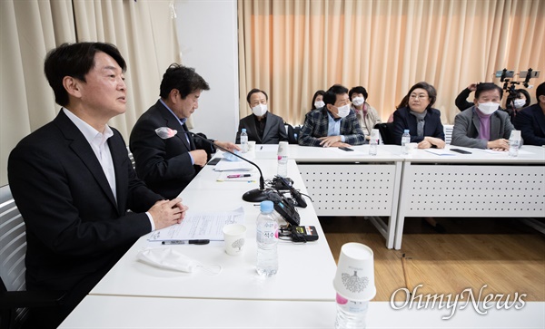 국민의당 안철수 대표가 12일 오후 서울 마포구 마포현대빌딩에서 열린 국민의힘 외곽모임 '더 좋은 세상으로(마포 포럼)' 정례세미나에서 강연하고 있다.