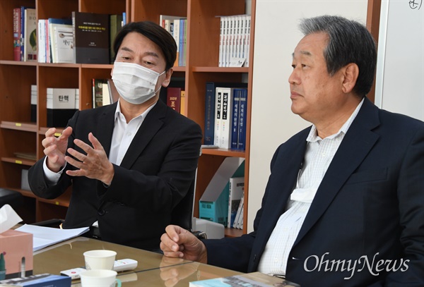  국민의당 안철수 대표가 12일 서울 마포구 마포현대빌딩에서 열린 국민의힘 외곽 모임 '더 좋은 세상으로'(마포포럼)정기모임에서 '어떻게 집권할 것인가'를 주제로 강연 에 앞서 김무성 공동대표와 환담하고 있다.