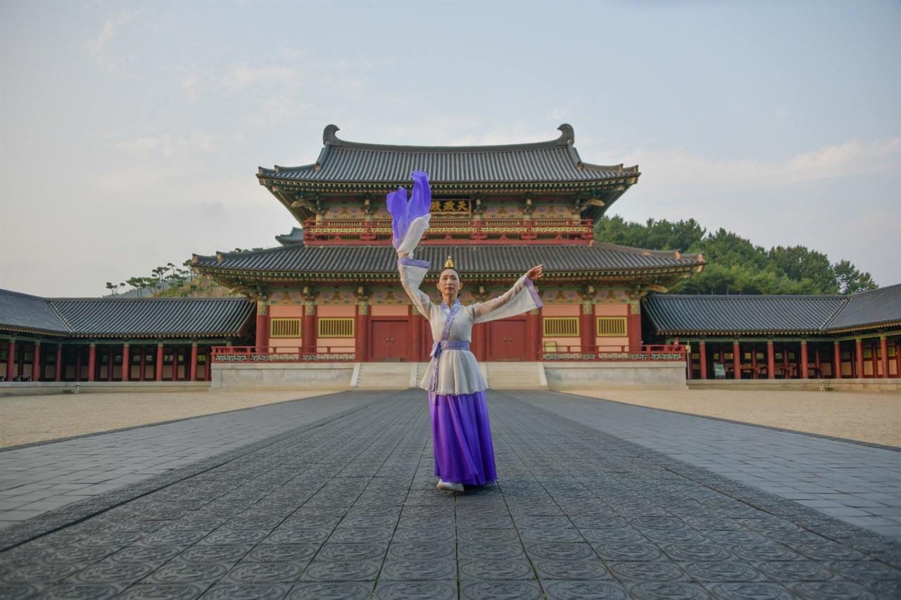  백제문화단지 사비궁을 배경으로 한 창작무용 '백제연무'