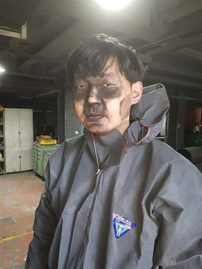 현대자동차 전주공장에서 일하는 한 노동자의 모습. 마스크가 분진을 제대로 처리하지 못해 까만 분진을 뒤집어썼다. 