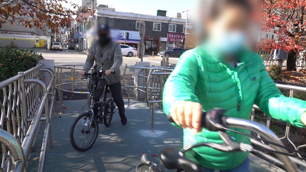 자전거를 탄 시민들이 신흥상가교 S자 구조물을 지나고 있는 모습 (사진 : 은평시민신문)