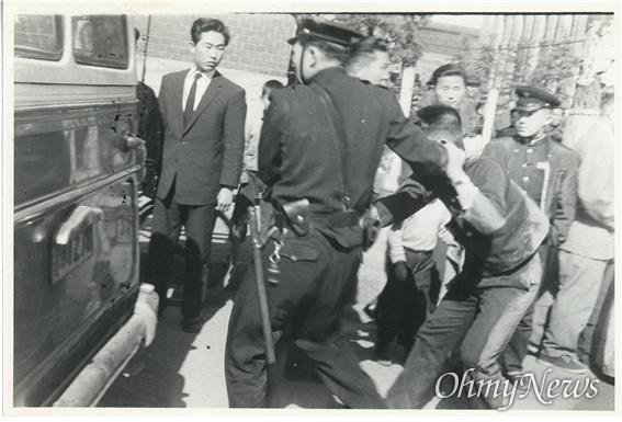 1960년 2월 28일 도청시위 중 경찰에 연행되는 학생의 모습.