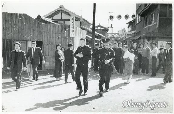 1960년 2월 28일 경찰에 연행되는 2.28시위학생의 모습.