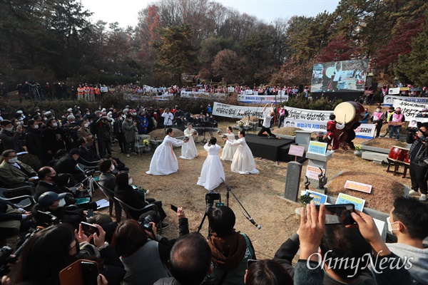 전태일 열사 50주기 추도식이 13일 오전 경기도 마석 모란공원에서 유족과 시민노동단체 회원들이 참석한 가운데 열렸다.