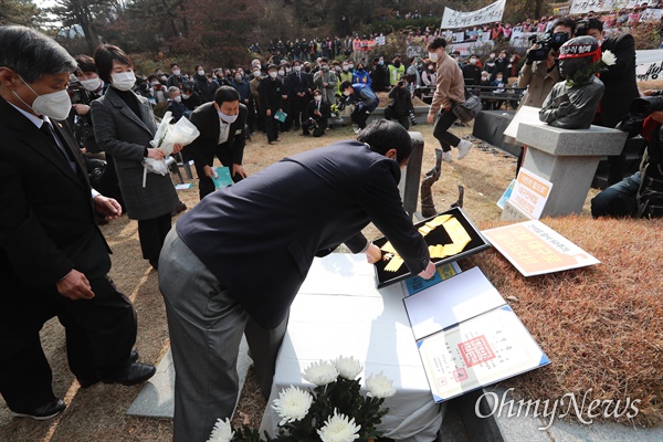 전태일 열사 50주기 추도식이 13일 오전 경기도 마석 모란공원에서 열린 가운데, 유족들이 고인에게 추서된 국민훈장 무궁화장을 묘에 올리고 있다.