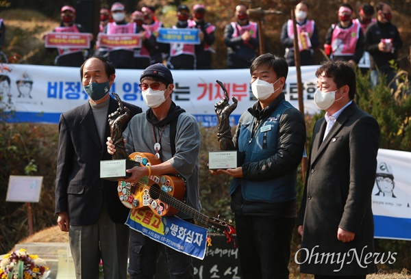 제28회 전태일노동상 시상식에서 이수호 전태일재단 이사장, 개인부문 수상자인 민중가요 작곡가 김호철(민중가수 박준 대리 수상), 단체부문 수상자인 전국택배연대노조 김태완 위원장, 매일노동뉴스 부성현 대표가 기념촬영을 하고 있다.