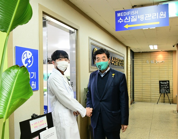 물고기 병원을 방문한 윤화섭 안산시장(오른쪽), 조영삼 원장(왼쪽)