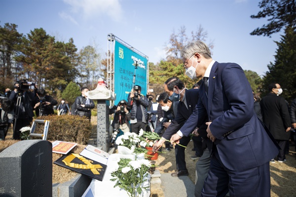 이재명 경기도지사가 13일 오전 경기도 남양주시 모란공원에서 열린 전태일 열사 50주기 추모식에서 헌화하고 있다.