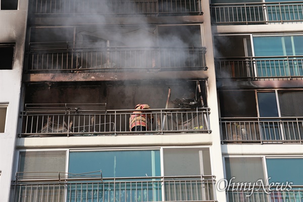 부산 해운대구의 한 20층 아파트에서 갑자기 불이 나 소방관들의 구조작업이 펼쳐졌다.