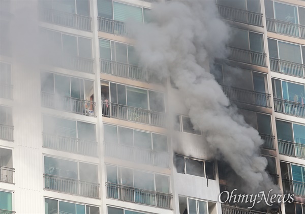 부산 해운대구의 한 20층 아파트에서 갑자기 불이 나 소방관들의 구조작업이 펼쳐졌다.  검은 연기 속에 화재 현장 바로 옆 주민들이  수건을 흔들며 "살려달라"를 외치고 있다.