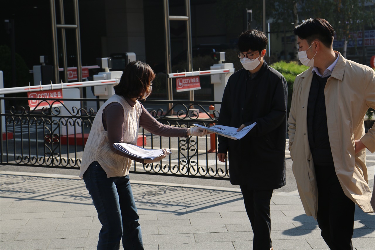 저임금 장시간 구로공단 노동자가 많은 구로디지털단지에서 김소연 꿀잠 운영위원장이 신문을 배포하고 있다.