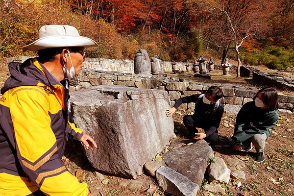 학생들에게 선암사 서부도전을 설명하는 김배선씨. 바위에는 '성무수좌사리탑'이라는 글씨가 새겨져 있다. 부도의 주인공이 비구니여서 부도전 안에 모시지 못한 것으로 파악되고 있다.