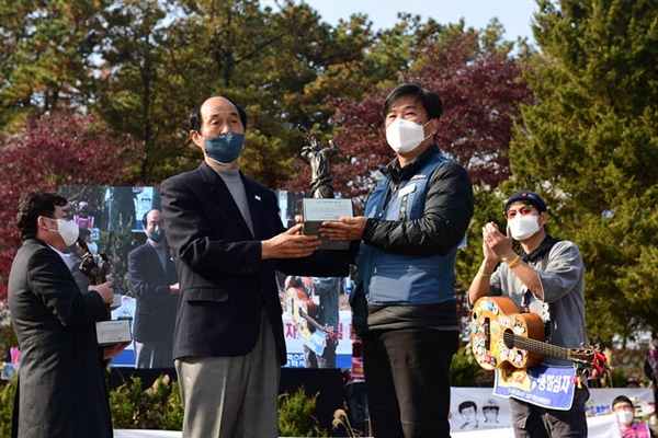 이수호 전태일재단 이사장이 택배노조 김태완 위원장에게 전태일노동상을 수여하고 있다.