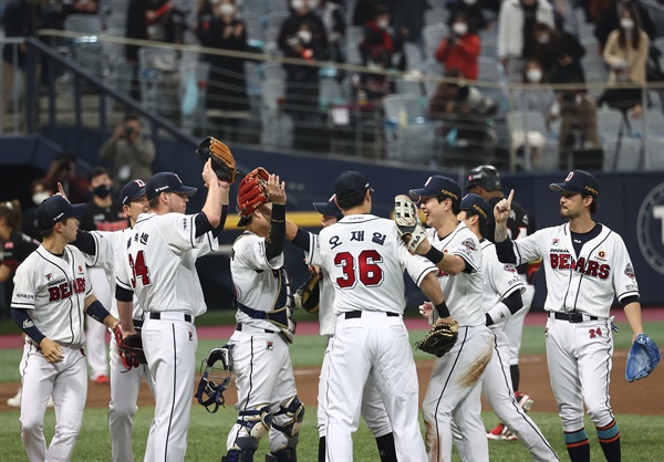  13일 고척스카이돔에서 열린 프로야구 플레이오프 두산과 kt의 경기가 두산의 2대0 승리로 끝났다. 두산 선수들이 기뻐하고 있다.