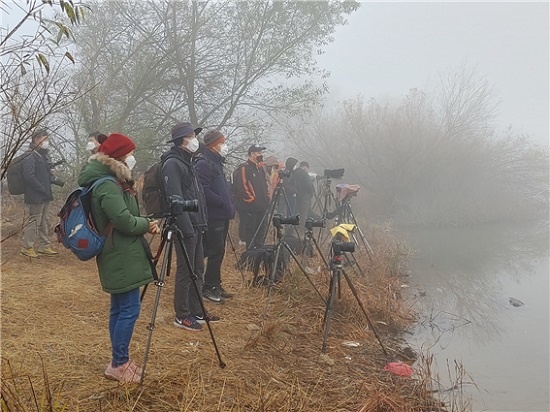 전북 진안의 주천 생태공원에서 사진작가들이 반영이 잘 나타나도록 해 뜨길 기다리는 모습.