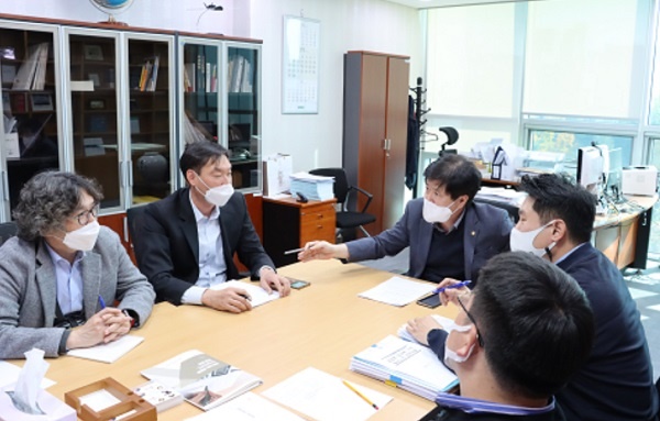 유경준 의원이 지난 11일 국토부 수도권광역급행철도팀 직원들과 삼성역 복합환승센터 고속열차 도입과 관련한 회의를 하고 있다.