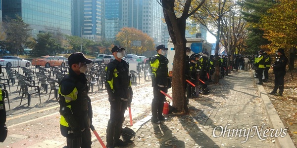  14일 서울 여의도 민주노총 노동자대회가 열린 집회 현장 주변을 경찰들이 에워싸고 있다.