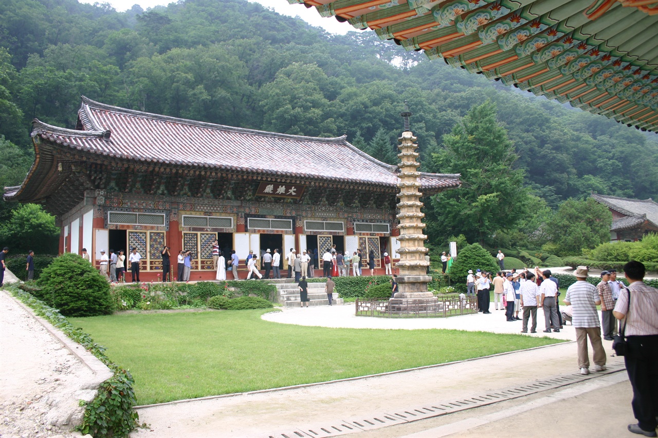 작품 배경인 묘향산 보현사(2005. 7. 촬영)