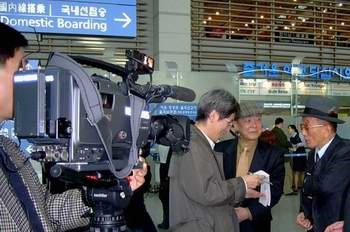 미국 국립문서기록관리청으로 가고자 인천공항 출국장에서 KBS 기자의 취재에 응하다(2004. 1. 31.).