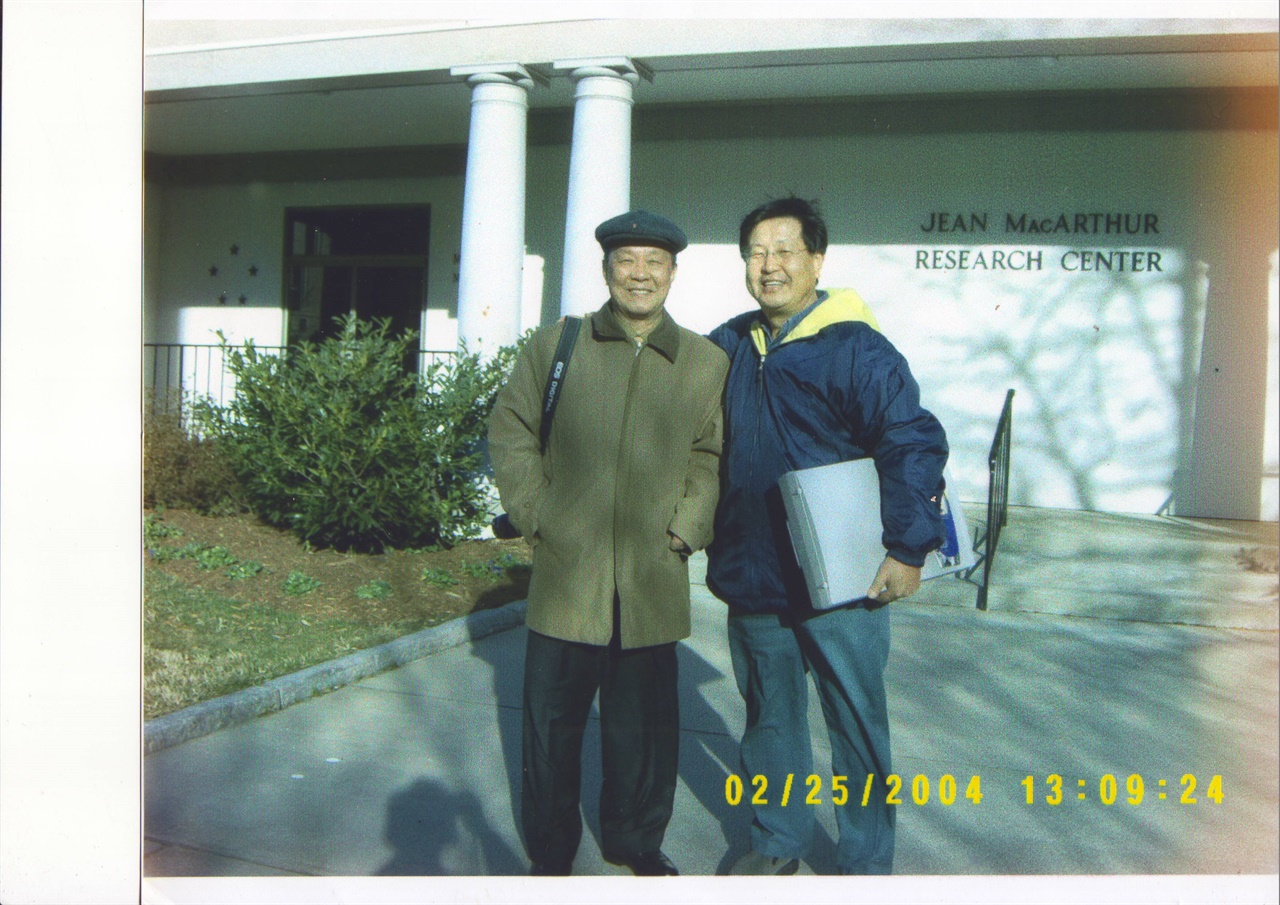 미국 버지니아 주 노퍽의 맥아더기념관 자료실 앞에서 재미 사학자 고 이도영(오른쪽) 박사와 함께(2004. 2. 25.)