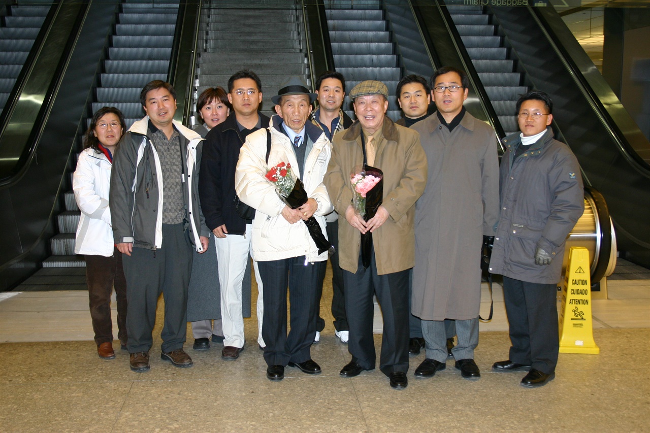 워싱텅 D. C. 덜레스 공항에 영접 나온 교민들과(2004. 1. 31.)