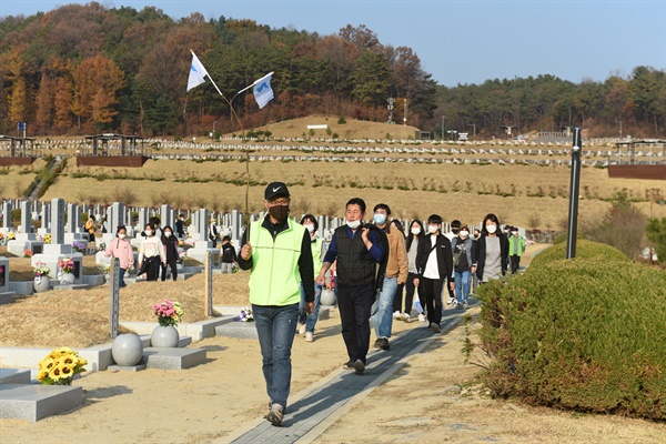 11월 15일 대전현충원에서 ‘제3회 이야기가 있는 현충원 평화둘레길 걷기’ 행사가 진행되었다.