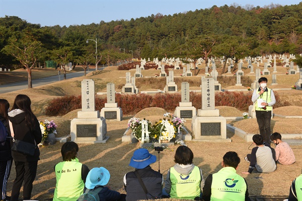 독립유공자 제2묘역에서 해설을 하고 있는 해설사. 오른쪽 묘가 백범 김구 선생의 어머니 곽낙원 지사의 묘(772번)이고, 왼쪽의 묘는 뱀범 김구 선생의 장남 김인 지사의 묘(771번)이다.