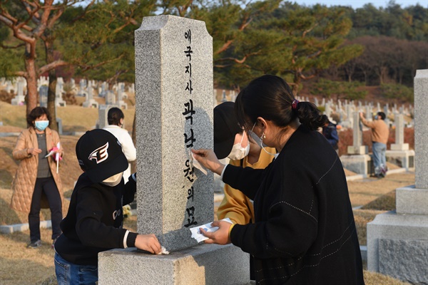  ‘제3회 이야기가 있는 현충원 평화둘레길 걷기’ 행사의 마지막에는 묘비 닦기를 진행했다.