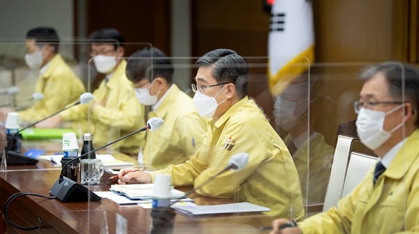 서욱 국방부 장관이 16일 오전 최근 국직부대 및 공군부대 '코로나19 확진자 발생'에 따른 긴급 주요지휘관 회의를 하고 있다. 2020.11.16