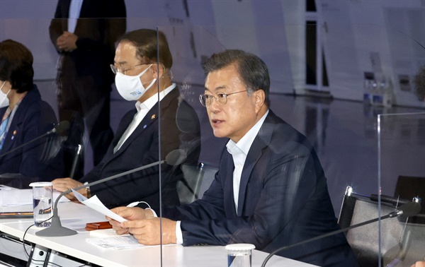 문재인 대통령이 지난 16일 오후 서울 동대문디자인플라자에서 열린 제3차 한국판 뉴딜 전략회의에 참석, 발언하고 있는 모습. 