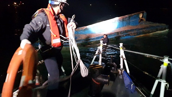 어선이 전복됐다는 신고를 받고 15분만에 사고해역에 도착한 보령해경이 전복어선의 선원을 구조하고 있다.